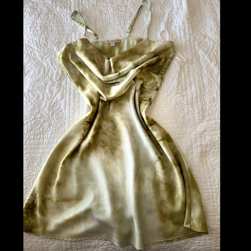 mini dress only worn once for pictures ,was very comfortable . Not see through !